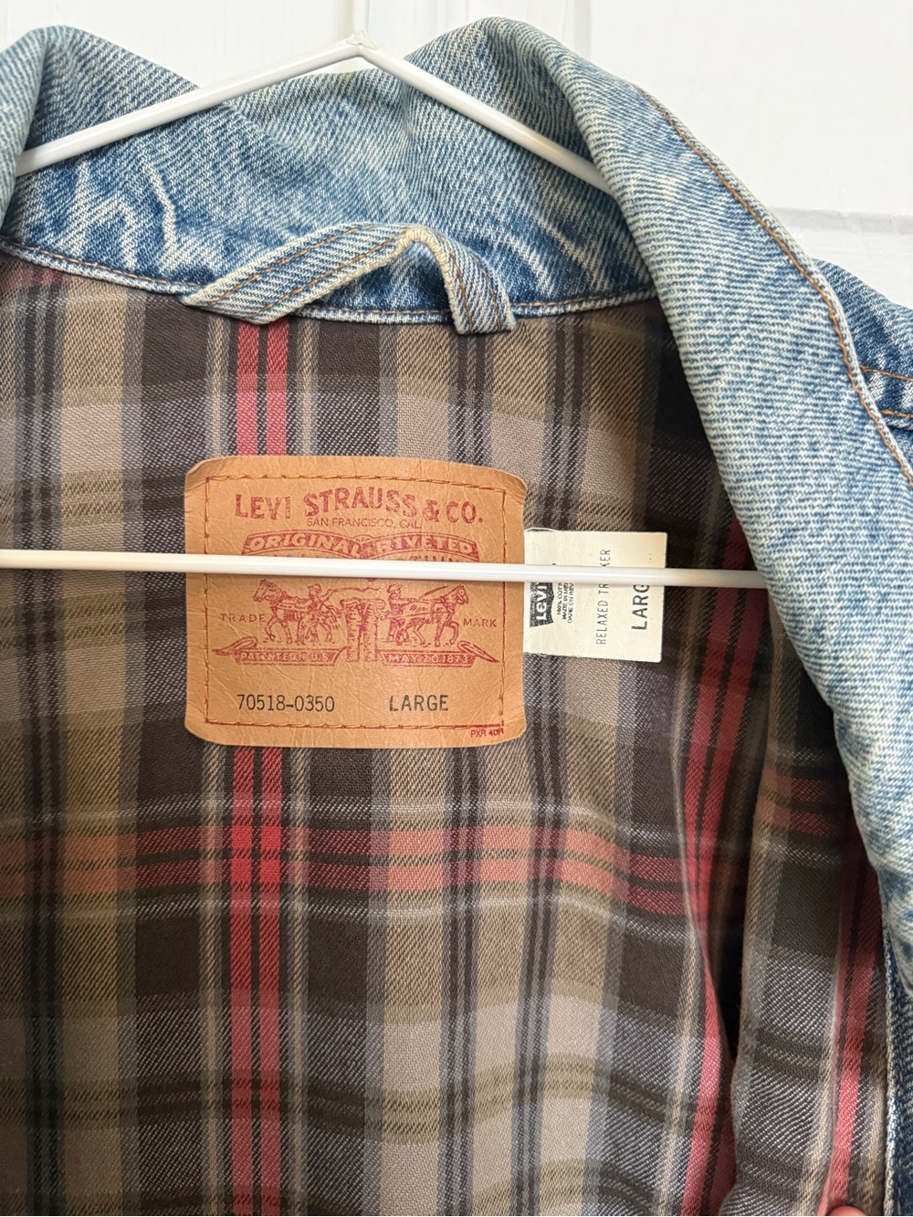 Levi's Light Wash Relaxed Trucker Denim Jacket with Plaid Lining - Picture 2 of 4